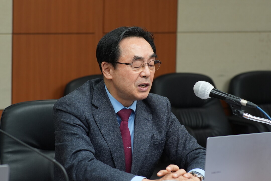 세계평화통일가정연합 성장위원회 정책과제 발표회에서 인사말씀하는 송용천 한국협회장