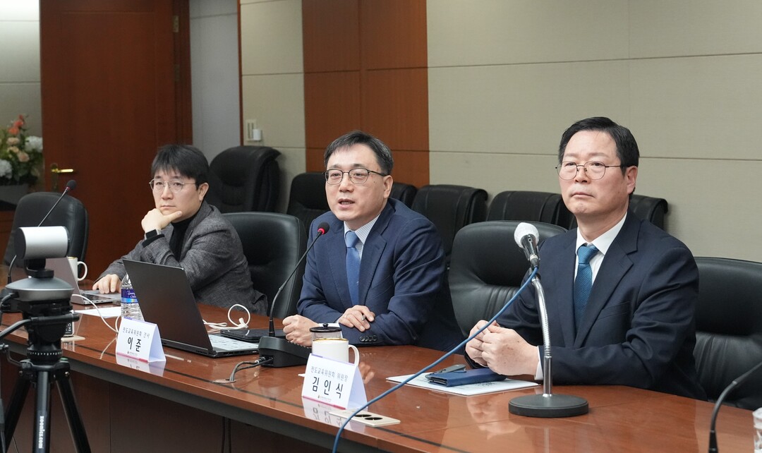 세계평화통일가정연합 성장위원회 정책과제 발표하는 분과위원들