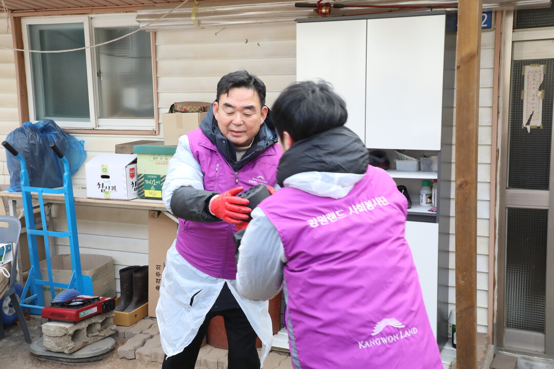 강원랜드 임직원들이 연탄 나눔 봉사를 실천중이다.