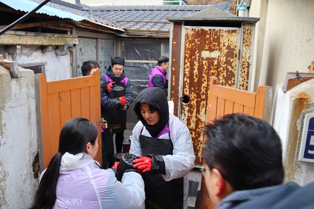 강원랜드 임직원들이 연탄 나눔 봉사를 실천중이다.