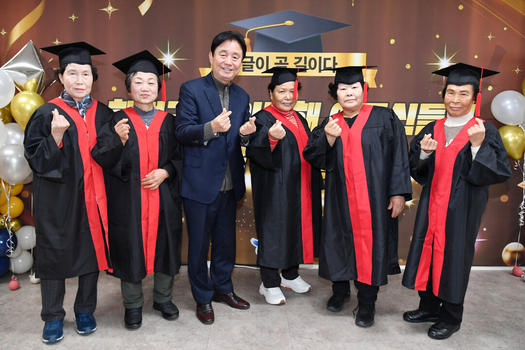 지난해 12월17일, 화천평생학습관에서 열린 성인문해교육 종강식에서 초등학력 인증반 수료생들과 최문순 군수가 기념촬영을 하고 있다. 이들은 지난 22일 도교육청으로부터 초등학력 인증서를 전달받았다