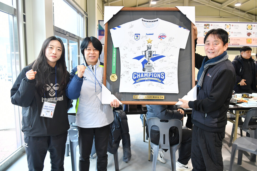 화천KSPO 선수단과 강선미 감독이 26일 화천산천어축제장을 방문해 최문순 군수에게 기념품을 전달했다