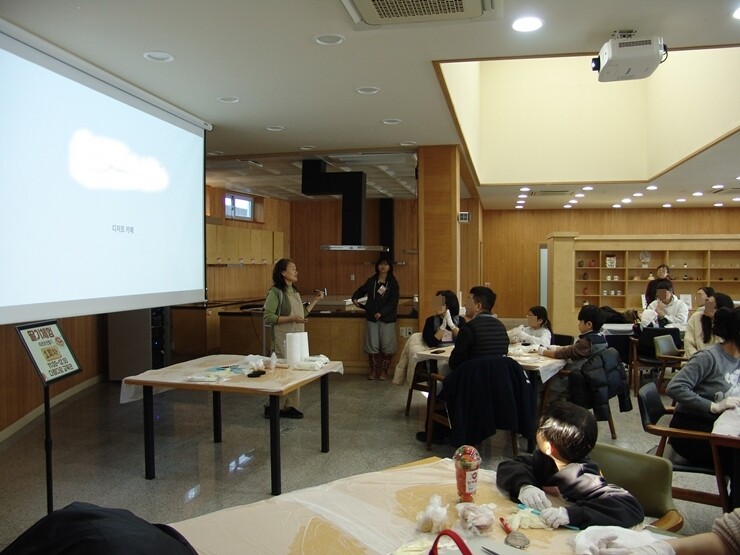 24일 농촌테마파크에서 진행된 타르트 만들기 체험 모습. 용인시 제공