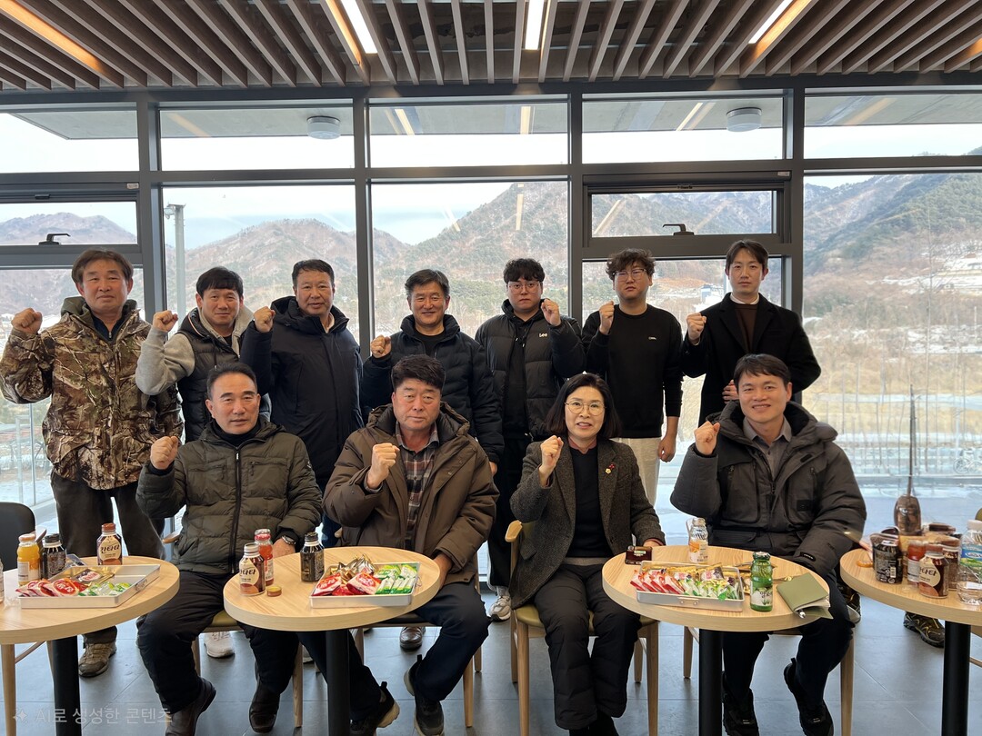  엄윤순 위원장이(앞줄 오른쪽 두번째)이 인제군에서 신청한 스마트과수원특화단지 공모사업 대상지를 방문했다