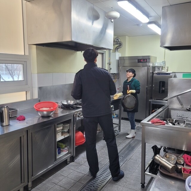 노유자 시설 단체급식소 안전점검을 추진 중인 소방관 