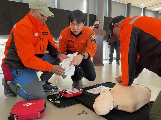 외국인 근로자를 대상으로 소방안전교육을 실시하고 있다