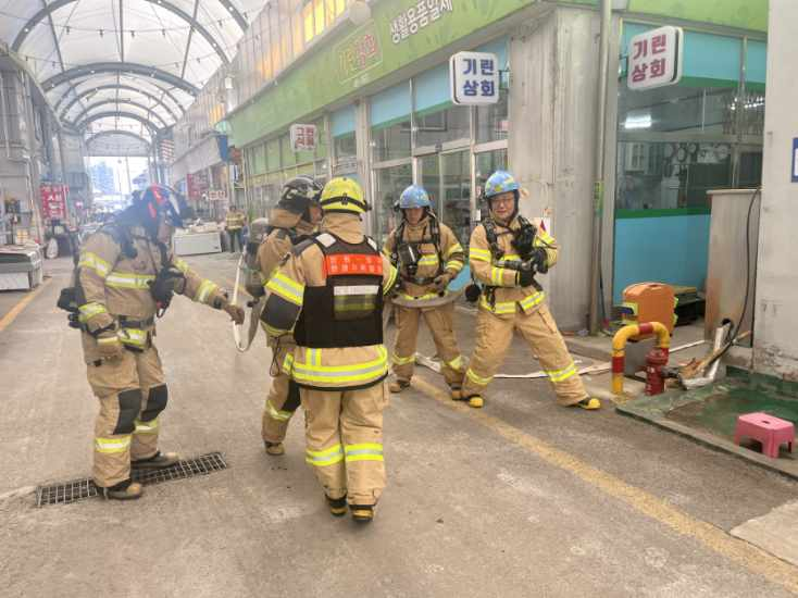 양구전통시장에서 화재예방 대응훈련 중인 소방관들