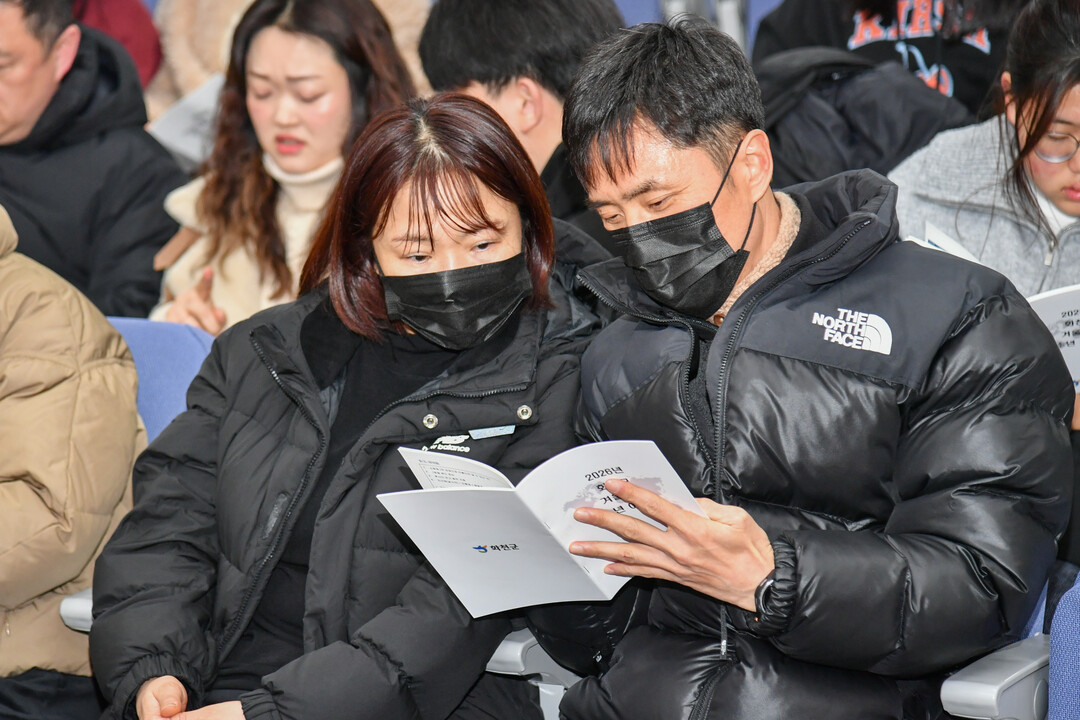  2026년 겨울방학 청소년 어학연수 최종 간담회가 지난 27일 밤, 화천커뮤니티센터에서 최문순 군수를 비롯해 연수 참여학생과 학부모 등이 참석한 가운데 열렸다.&nbsp;