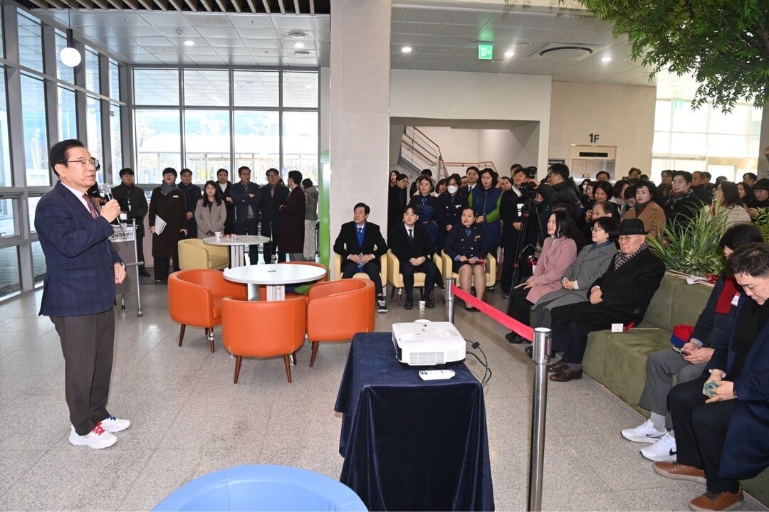 이현재 하남시장이 29일 하남종합복지타운에서 &lsquo;하남교육지원청 신설추진단&rsquo; 현판식에 참석하여 인사를 전하고 있다.(하남시 제공)