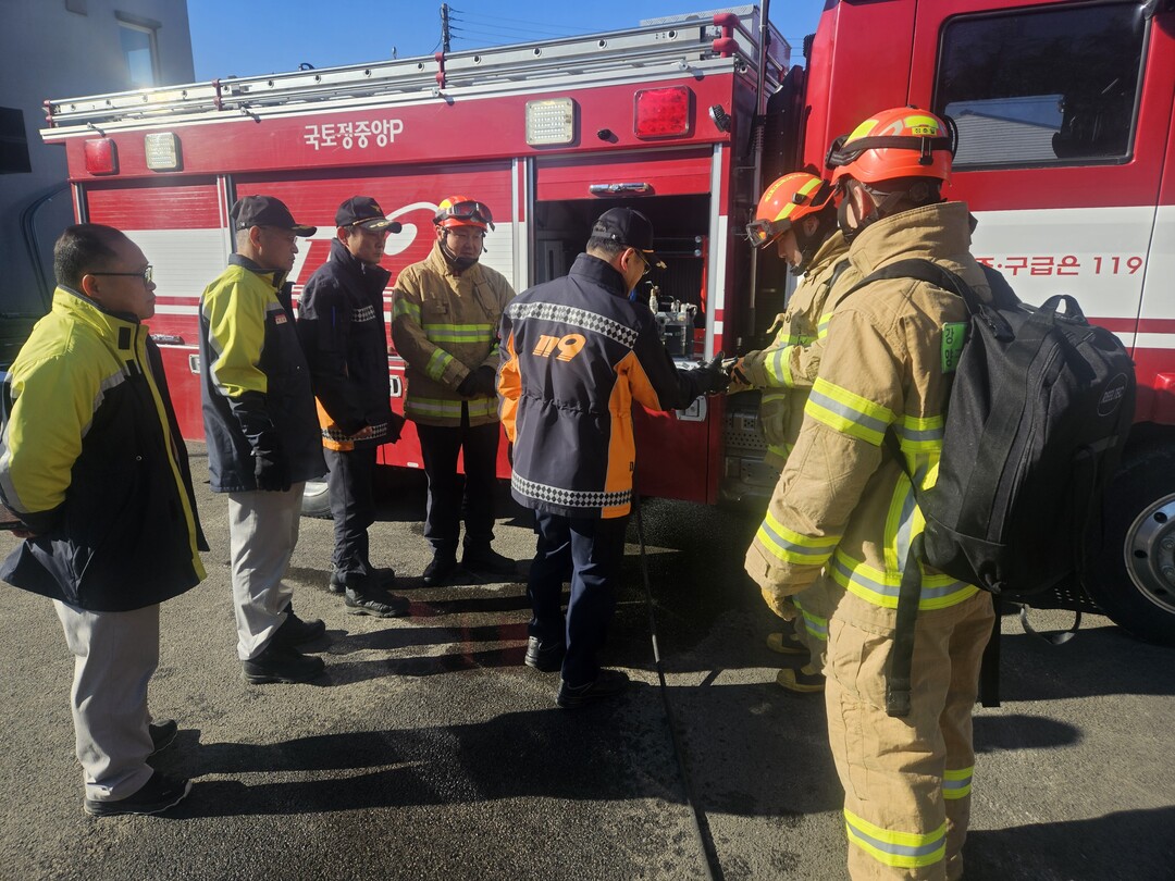  산림화재 출동 태세 현장점검을 하고 있는 소방대원들 
