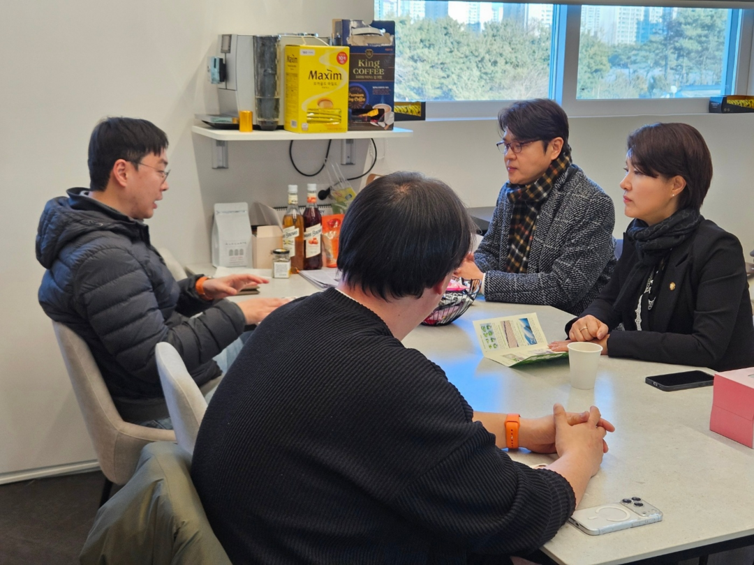 두 의원은 대표들과 함께 스마트팜 운영 현장을 살펴보며, 고양시 농업이 지닌 가능성과 동시에 청년농업인이 현실에서 마주하고 있는 어려움을 직접 들을 수 있었다.