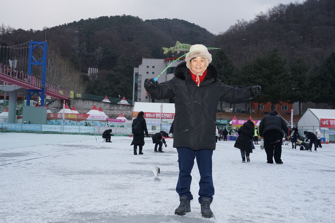 산천어 낚시터의 최문순 군수
