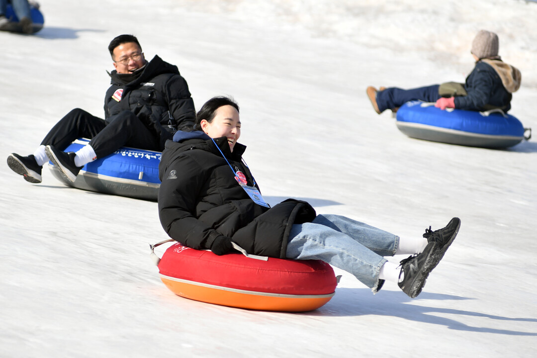 2026 화천산천어축제 폐막을 이틀 앞둔 30일, 축제장을 찾은 내외국인 관광객들이 눈썰매와 얼음썰매를 타며 겨울의 재미를 만끽하고 있다. 