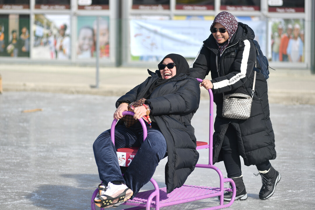 2026 화천산천어축제 폐막을 이틀 앞둔 30일, 축제장을 찾은 내외국인 관광객들이 눈썰매와 얼음썰매를 타며 겨울의 재미를 만끽하고 있다. 