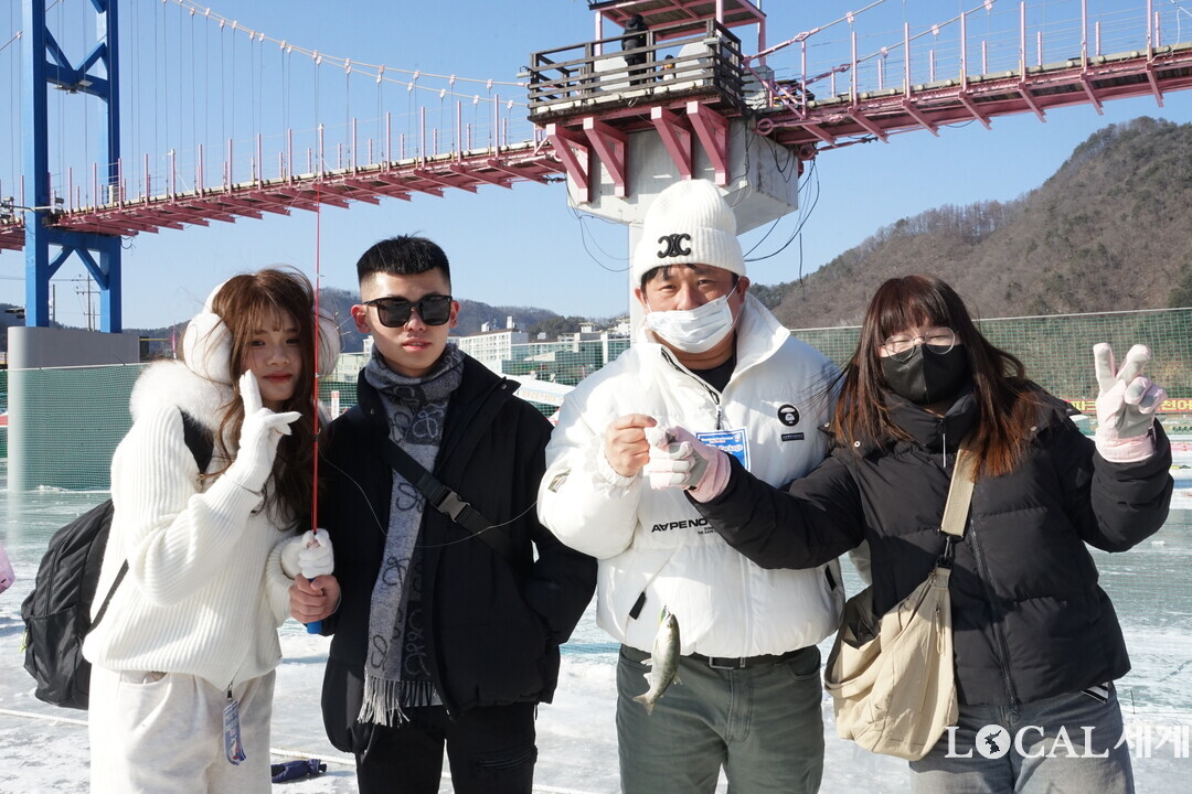 2026 화천산천어축제 폐막을 이틀 앞둔 30일, 축제장을 찾은 외국인 관광객들이 얼음낚시를 즐기며 겨울을 만끽하고 있다. 