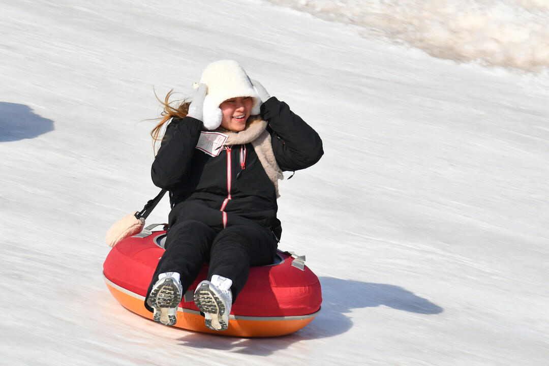 2026 화천산천어축제 폐막을 이틀 앞둔 30일, 축제장을 찾은 내외국인 관광객들이 눈썰매와 얼음썰매를 타며 겨울의 재미를 만끽하고 있다. 