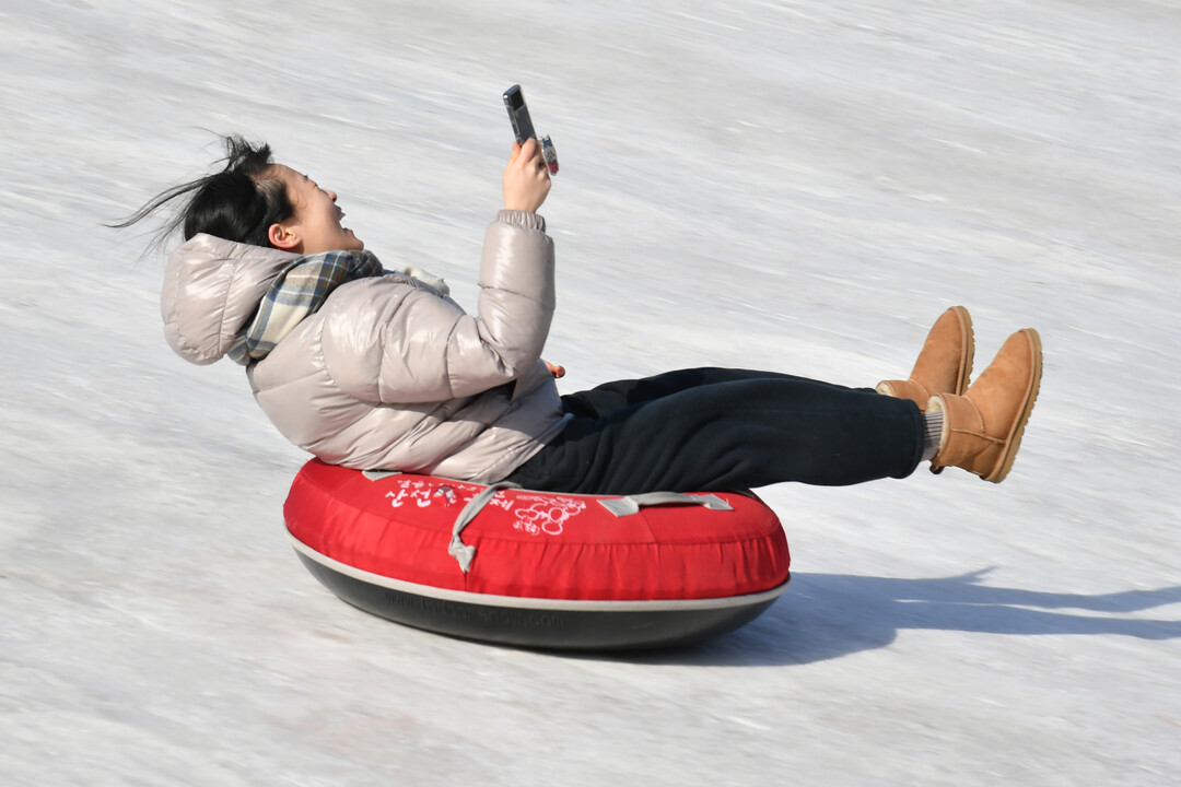 2026 화천산천어축제 폐막을 이틀 앞둔 30일, 축제장을 찾은 내외국인 관광객들이 눈썰매와 얼음썰매를 타며 겨울의 재미를 만끽하고 있다. 