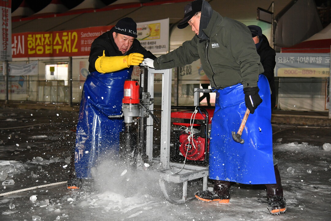  새벽부터 낚시구멍을 뚫는 천공작업이 진행되고 있다