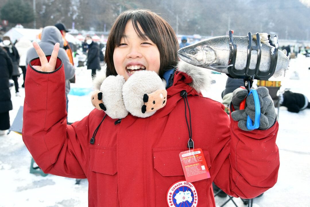 &nbsp;2026 화천산천어축제 폐막을 하루 앞둔 31일, 이른 아침부터 축제장을 찾은 관광객들이 추위도 잊은채 산천어 얼음낚시를 즐기고 있다.