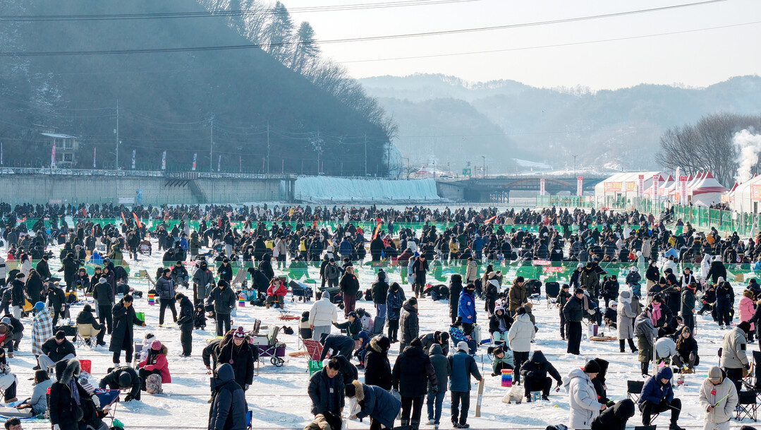&nbsp;2026 화천산천어축제 폐막을 하루 앞둔 31일, 새벽부터 축제장을 찾은 관광객들이 산천어 얼음낚시를 즐기고 있다.&nbsp;