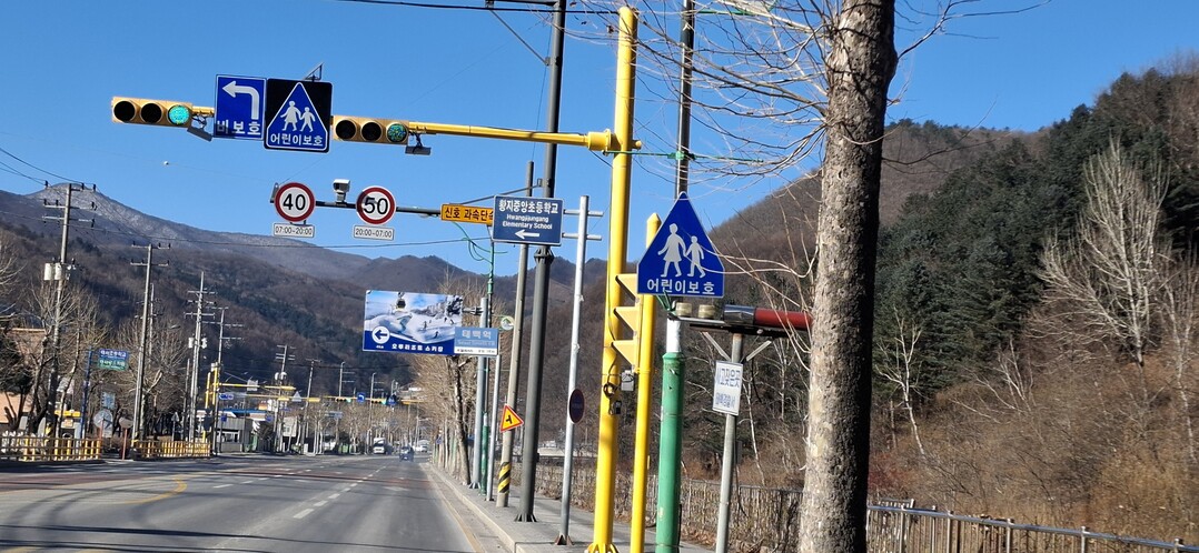 황지중앙초&middot;상장초 앞 &lsquo;시간제 속도제한&rsquo; 본격 운영 어린이 보호구역 교통정체 완화&bull;민원 해소 기대. 태백시 제공