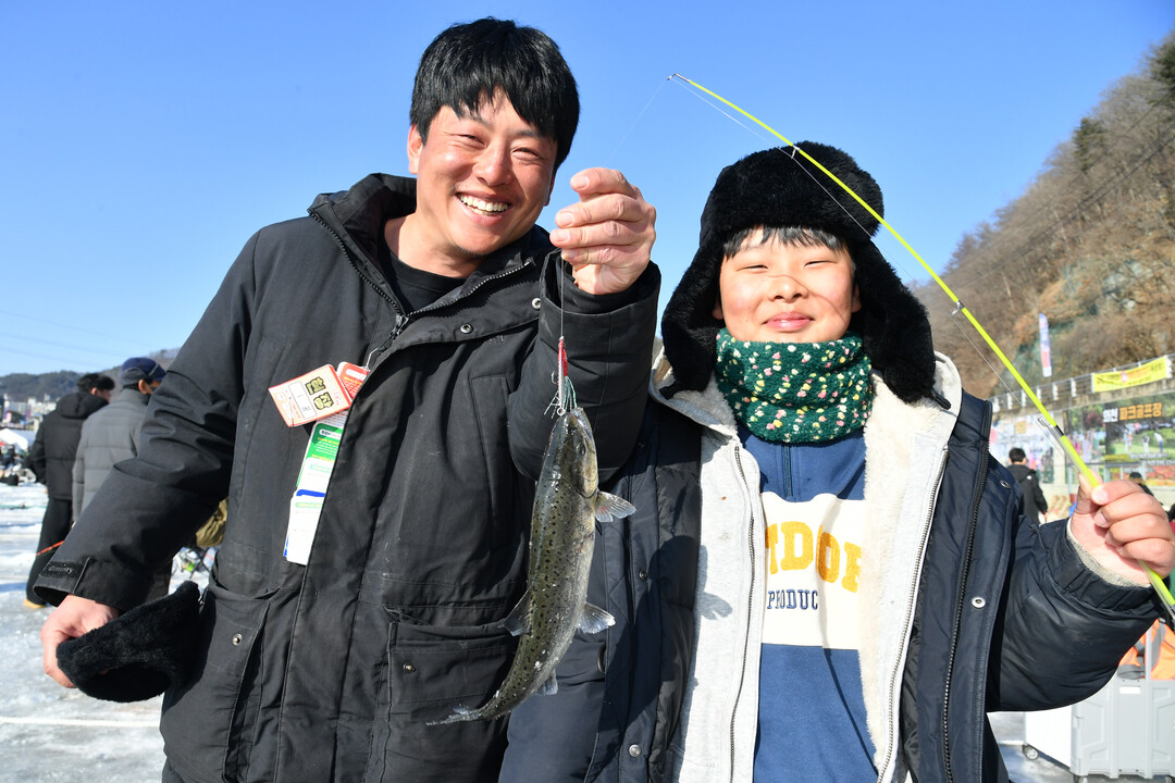  2026 화천산천어축제 전 기간, 산천어 얼음낚시터를 찾은 이은성 군과 아버지 이용민 씨