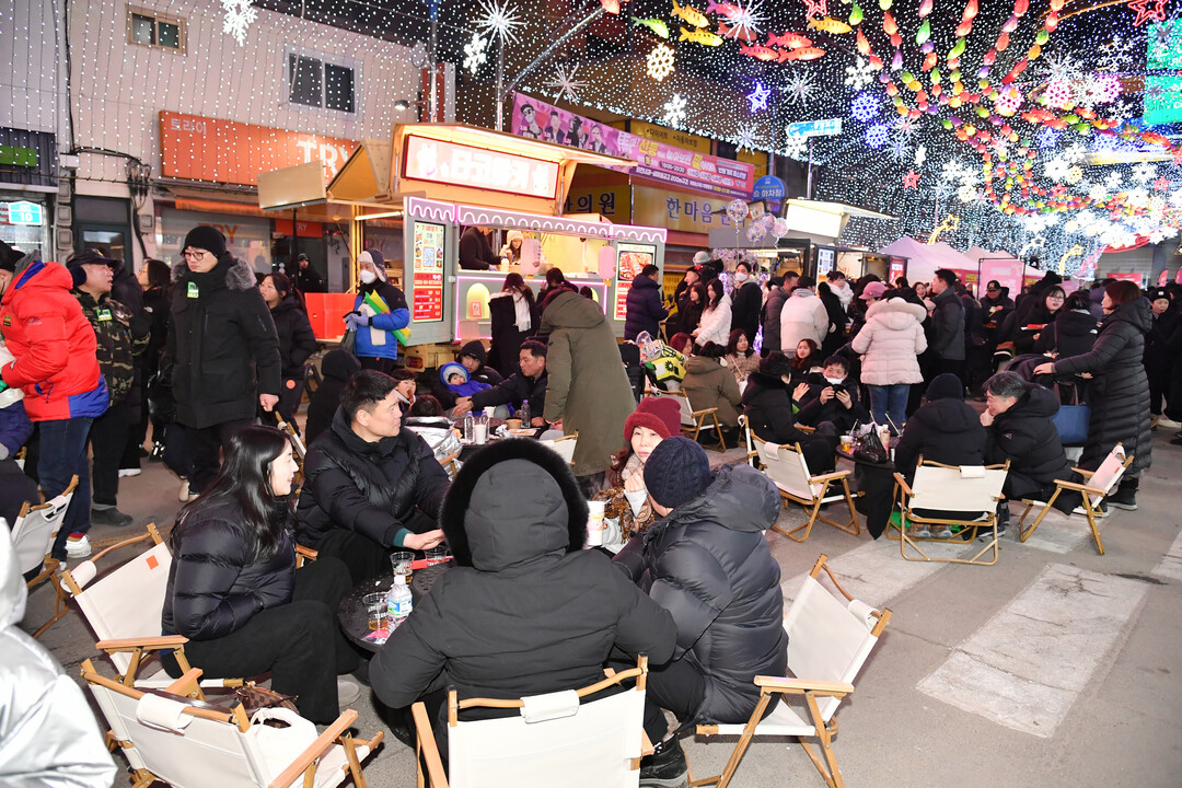  2026 화천산천어축제 마지막 선등거리 페스티벌이 열린 지난 31일밤, 화천읍 시내에서 많은 관광객과 주민들이 페스티벌을 즐기고 있다. 