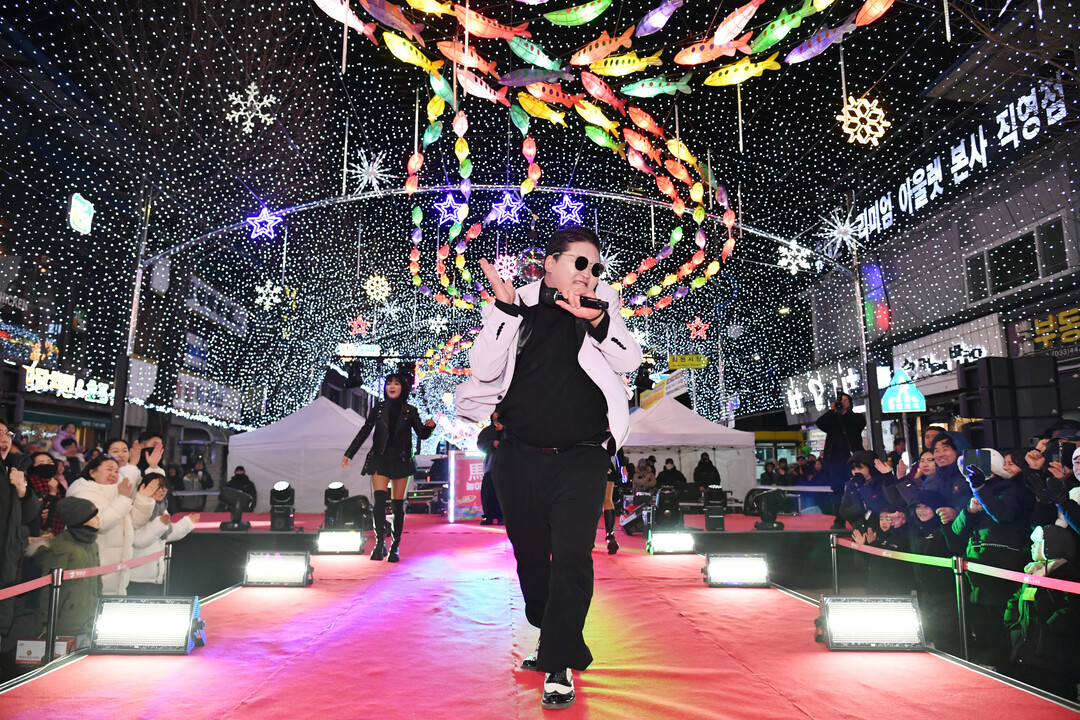  2026 화천산천어축제 마지막 선등거리 페스티벌이 열린 지난 31일밤, 화천읍 시내에서 많은 관광객과 주민들이 페스티벌을 즐기고 있다. 