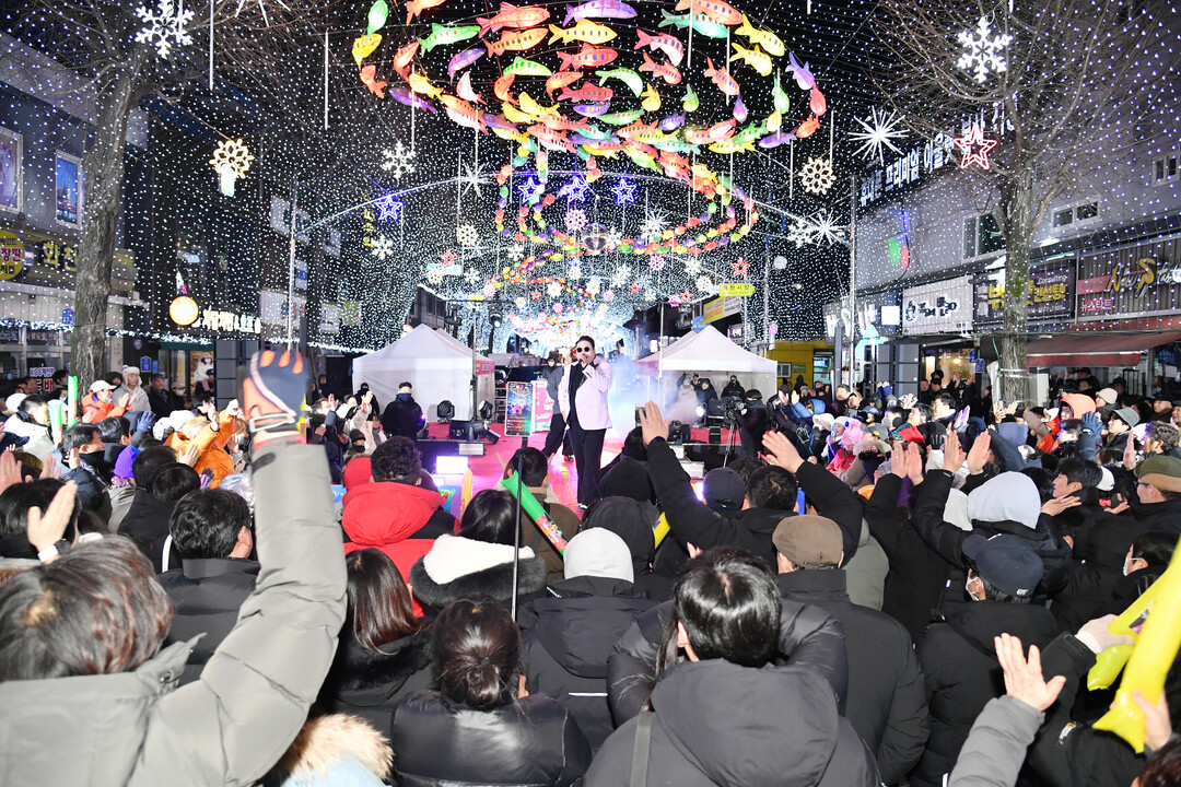  2026 화천산천어축제 마지막 선등거리 페스티벌이 열린 지난 31일밤, 화천읍 시내에서 많은 관광객과 주민들이 페스티벌을 즐기고 있다. 