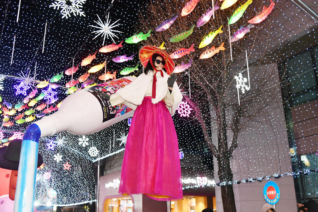  2026 화천산천어축제 마지막 선등거리 페스티벌이 열린 지난 31일밤, 화천읍 시내에서 많은 관광객과 주민들이 페스티벌을 즐기고 있다. 