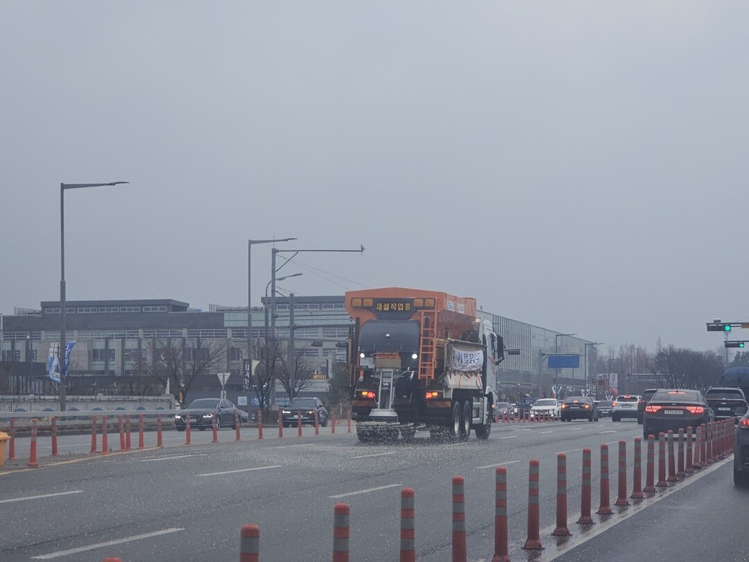 수원시, 1일 저녁 비상근무 돌입해 선제적으로 제설제 살포