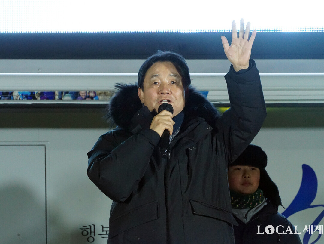 최문순 군수가 축제 폐막식에서 인사말을 하고 있다