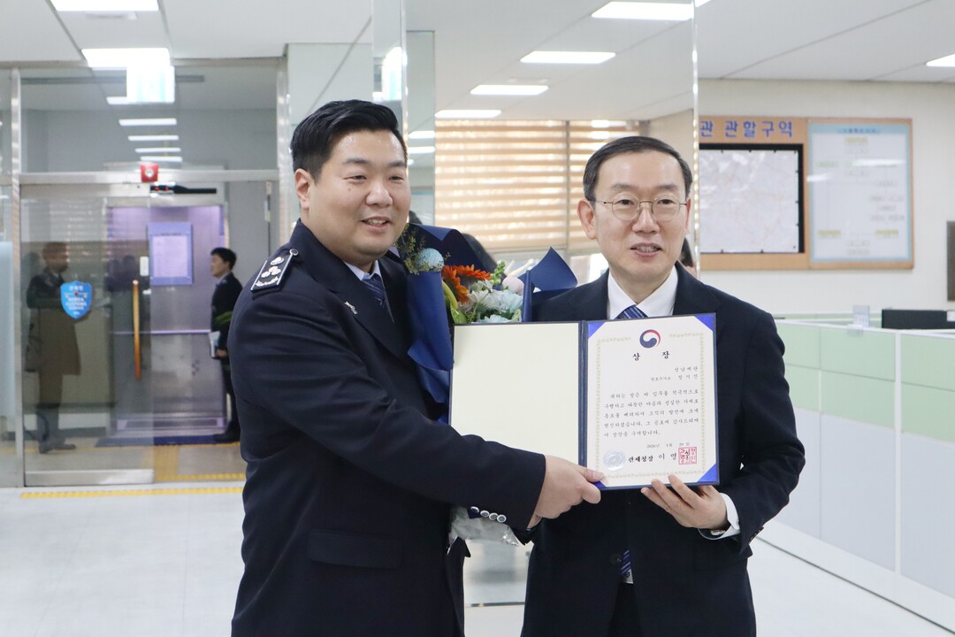이명구 관세청장(오른쪽)이 지난 29일 성남세관을 방문하여 정시진 주무관에게 상장과 포상금을 수여한 뒤 기념 촬영하고 있다.