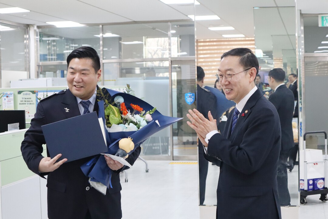 이명구 관세청장(오른쪽)이 지난 29일 성남세관을 방문하여 안전관리 및 방호업무를 성실히 수행해 온 정시진 주무관에게 상장과 포상금을 수여하고 있다. 관세청 제공