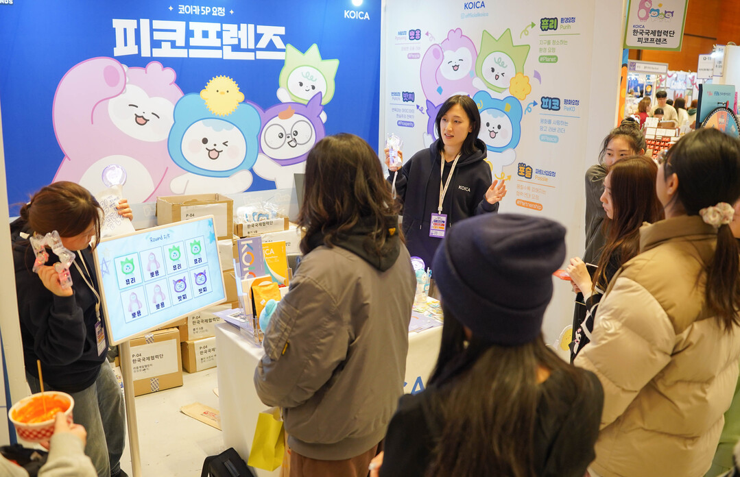 29일 서울 강남구 코엑스에서 열린 &lsquo;K-일러스트레이션페어 서울 2026&rsquo; 코이카 피코프렌즈(PeKO Friends) 부스를 방문한 관람객들이 리듬게임 챌린지에 참여하고 있다. 코이카 제공