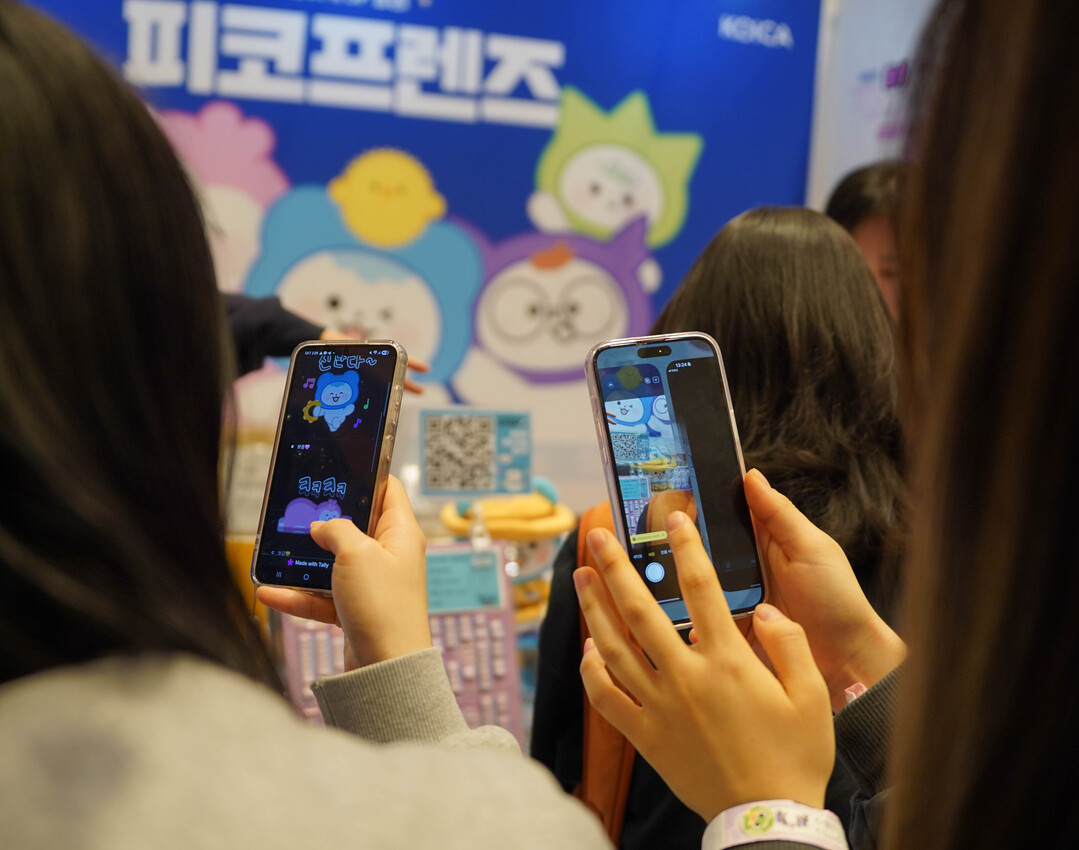 29일 서울 강남구 코엑스에서 열린 &lsquo;K-일러스트레이션페어 서울 2026&rsquo; 코이카 피코프렌즈(PeKO Friends) 부스를 방문한 관람객들이 이벤트에 참여하고 있다.