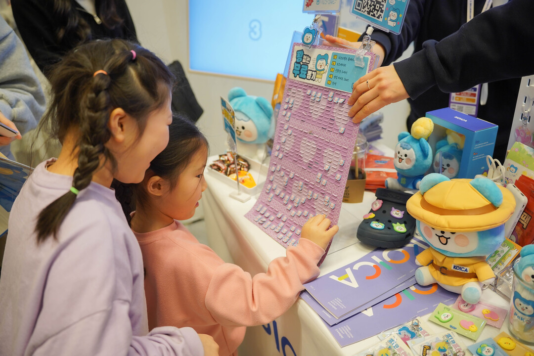 29일 서울 강남구 코엑스에서 열린 &lsquo;K-일러스트레이션페어 서울 2026&rsquo; 코이카 피코프렌즈(PeKO Friends) 부스를 방문한 관람객들이 ODA 퀴즈 이벤트와 뽑기 게임에 참여하고 있다.