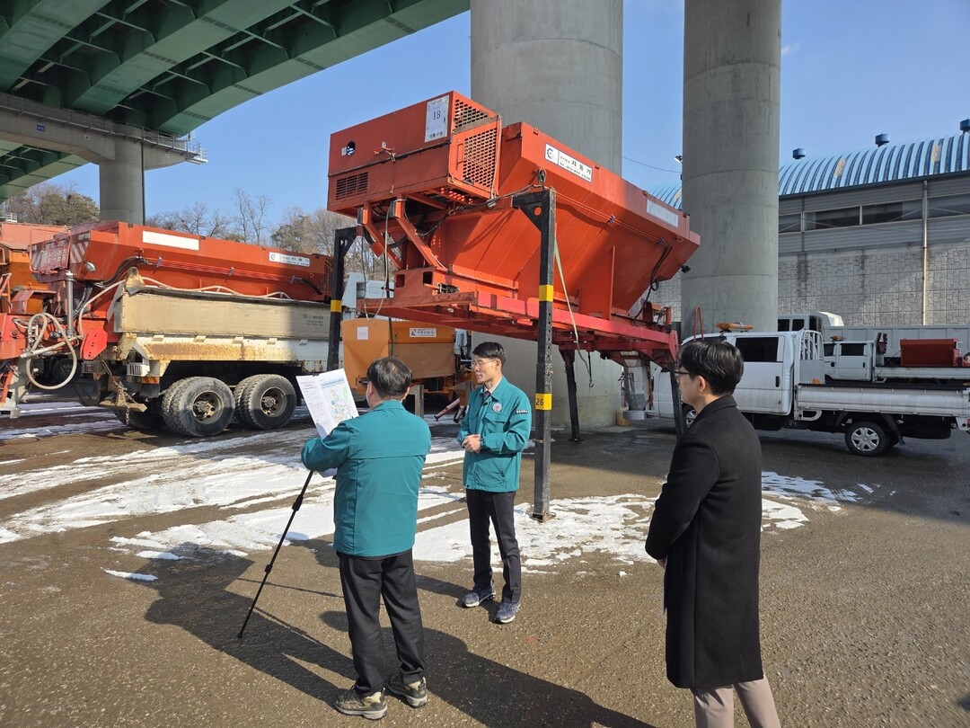 김경주 기흥구청장이 취임식 대신 구민의 안전과 생활 현안을 살피는 현장방문으로 공식 업무를 시작했다. 용인시 제공