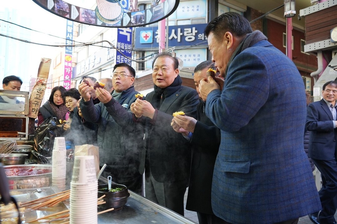 양재생(오른쪽에서 세 번째) 회장을 비롯한 부산상의 회장단이 3일 부산 동구 소재 초량전통시장 내 포장마차에서 군고구마를 사먹으며 상인의 애로를 청취하고 있다. 부산상의 제공