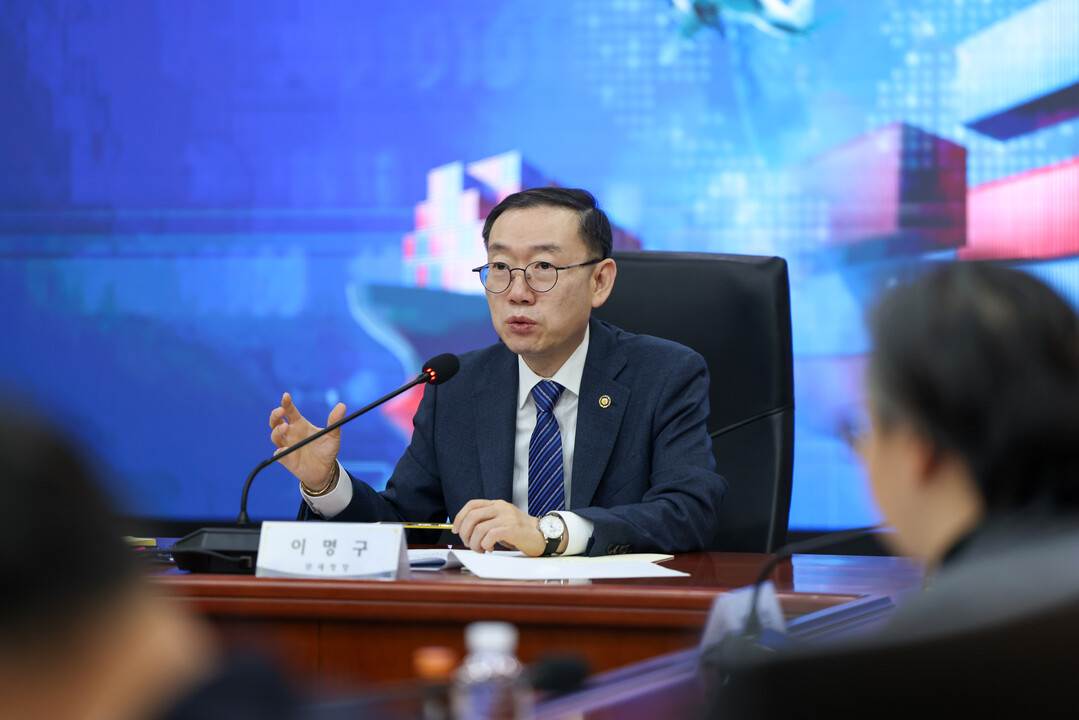이명구 관세청장이 4일 오전 서울본부세관에서 열린 초국가 민생범죄 대응현황 점검회의에서 발언하고 있다.