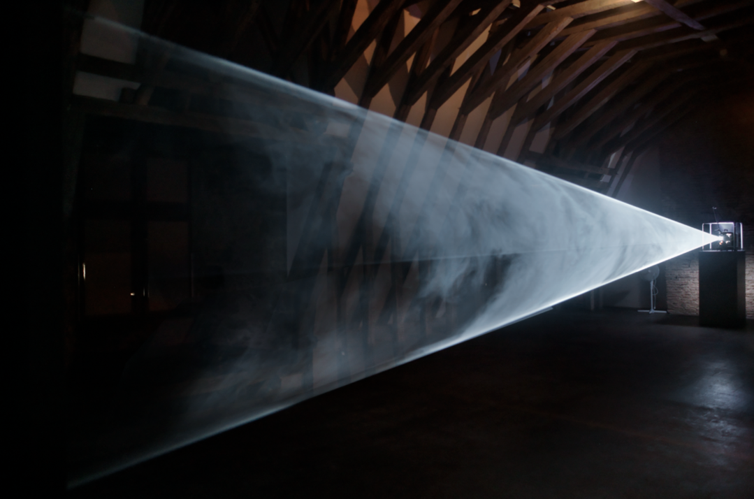 안소니 맥콜, <원뿔을 그리는 선 2.0>, (1973/2010),&nbsp;수평 프로젝터, 30분 순환, 무음.