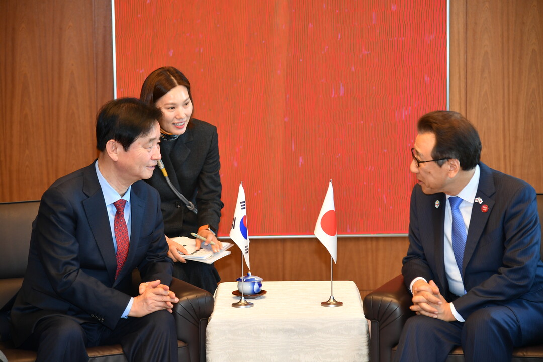 최문순 화천군수가 지난 4일 일본 삿포로시 초청으로 눈축제 개막식에 참석해 야마모토 가쓰히로 삿포로 시장과 환담하고 있다