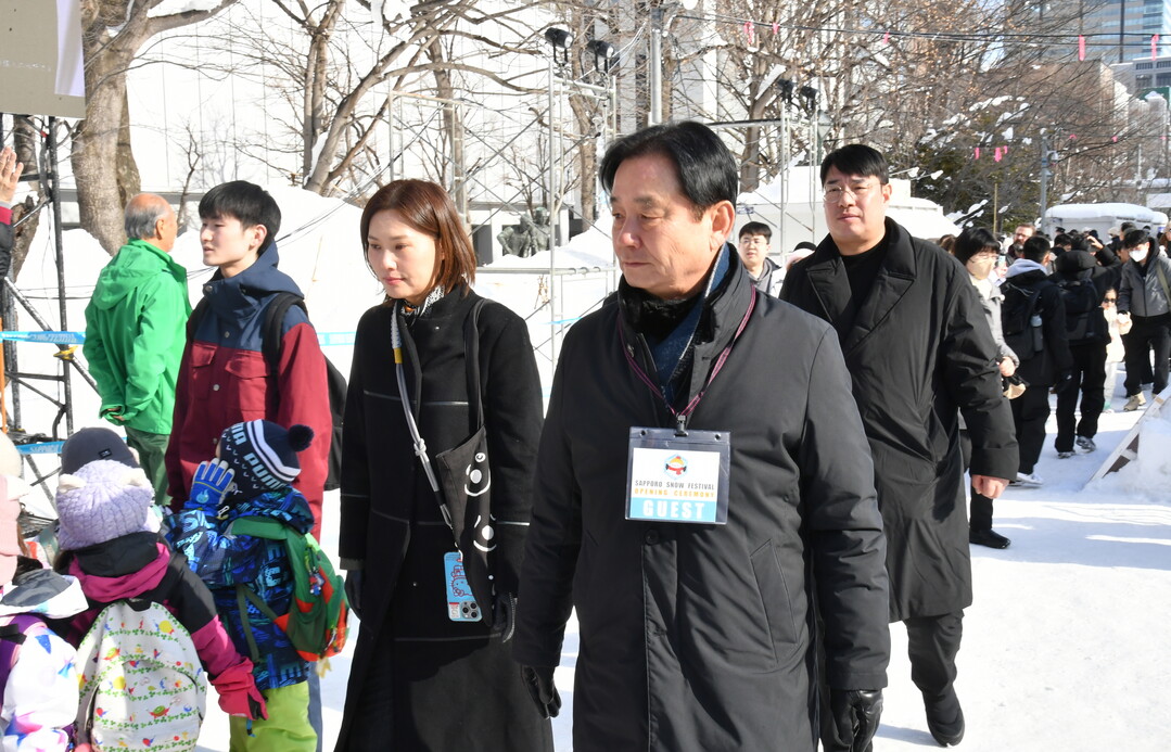 최문순 화천군수를 포함한 화천군 대표단이 지난 4일 일본 삿포로시 초청으로 눈축제 개막식에 참석해 축제장을 둘러보고 있다