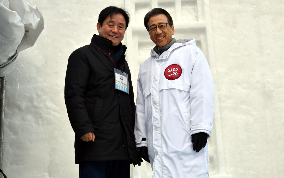  최문순 화천군수(세계겨울도시시장회의 부회장)이 야마모토 가쓰히로 삿포로 시장(세계겨울도시시장회의 회장)과 지난 4일 삿포로 눈축제 개막식 현장에서 만나 기념촬영을 하고 있다