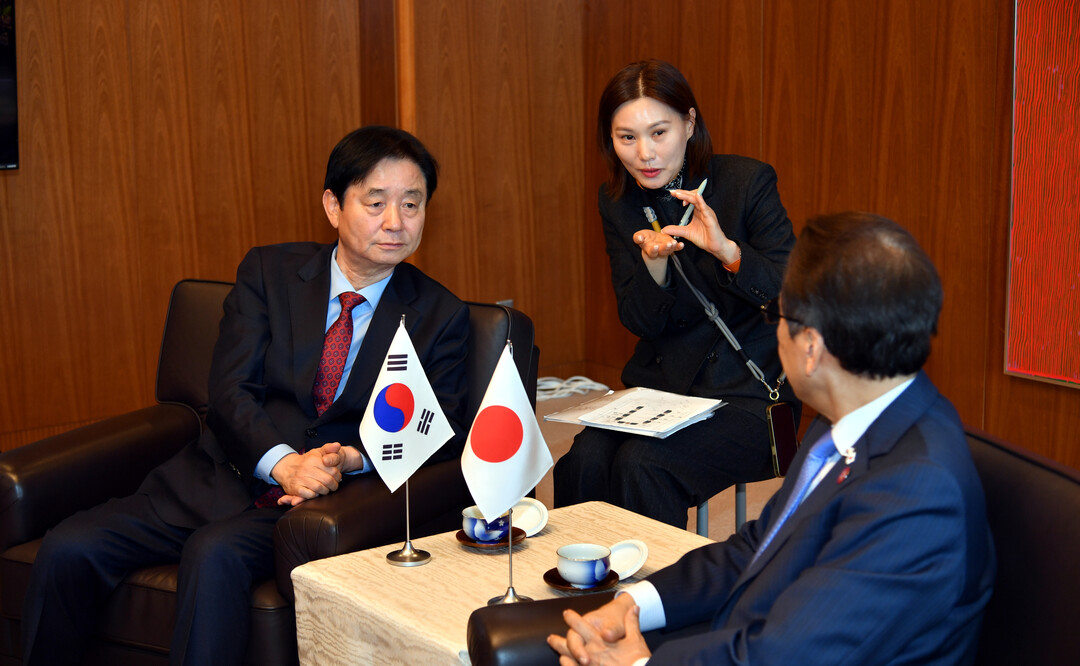 최문순 화천군수가 지난 4일 일본 삿포로시청에서 야마모토 가쓰히로 삿포로 시장과 환담하고 있다. 