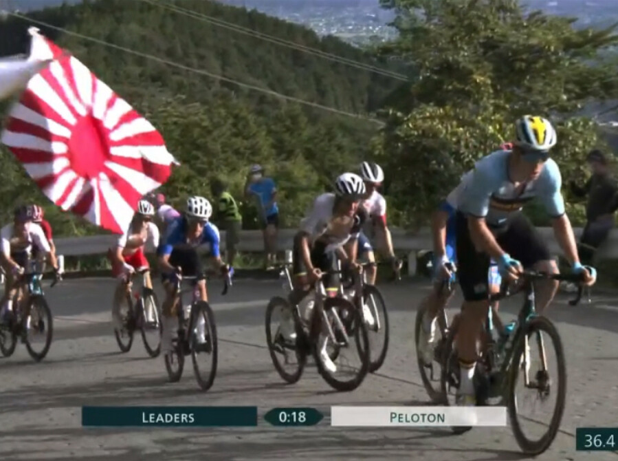 도쿄 올림픽 당시 사이클 남자 도로 경기중에 욱일기 응원이 펼쳐진 장면