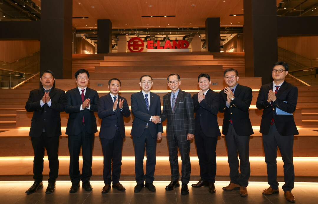 이명구 관세청장(가운데)이 6일 오전 서울 소재 (주)이랜드월드를 방문한 뒤 업체 관계자들과 기념 촬영하고 있다.