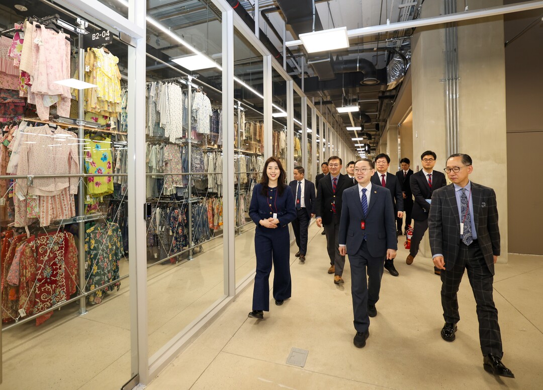이명구 관세청장(가운데)이 6일 오전 서울 소재 (주)이랜드월드를 방문하여 진열되어 있는 상품들을 살펴보고 있다.