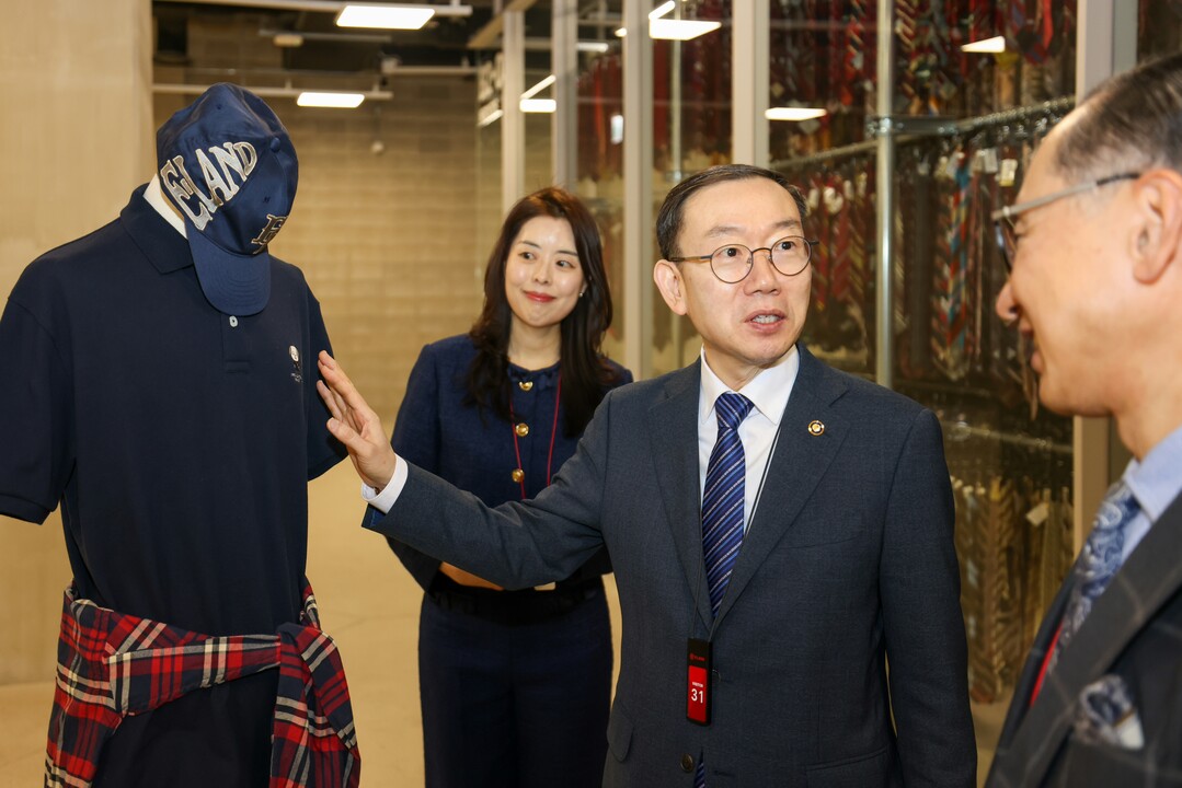 이명구 관세청장(가운데)이 6일 오전 서울 소재 (주)이랜드월드를 방문하여 진열되어 있는 상품을 보면서 이야기를 나누고 있다