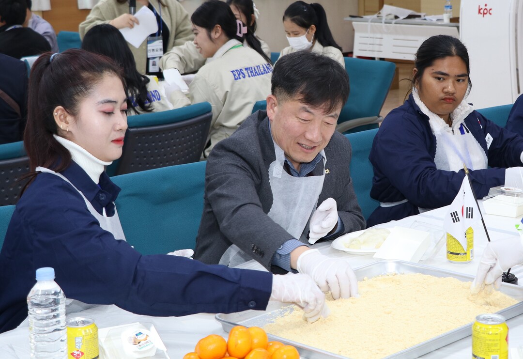 5일 경기 이천시 한국생산성본부에서 진행된 설맞이 외국인 근로자 입국자 입국 환영 행사에서 농협중앙회 농업농촌지원본부 이광수 상무(사진 가운데)와 외국인 근로자들이 인절미 만들기 체험을 하고 있다.